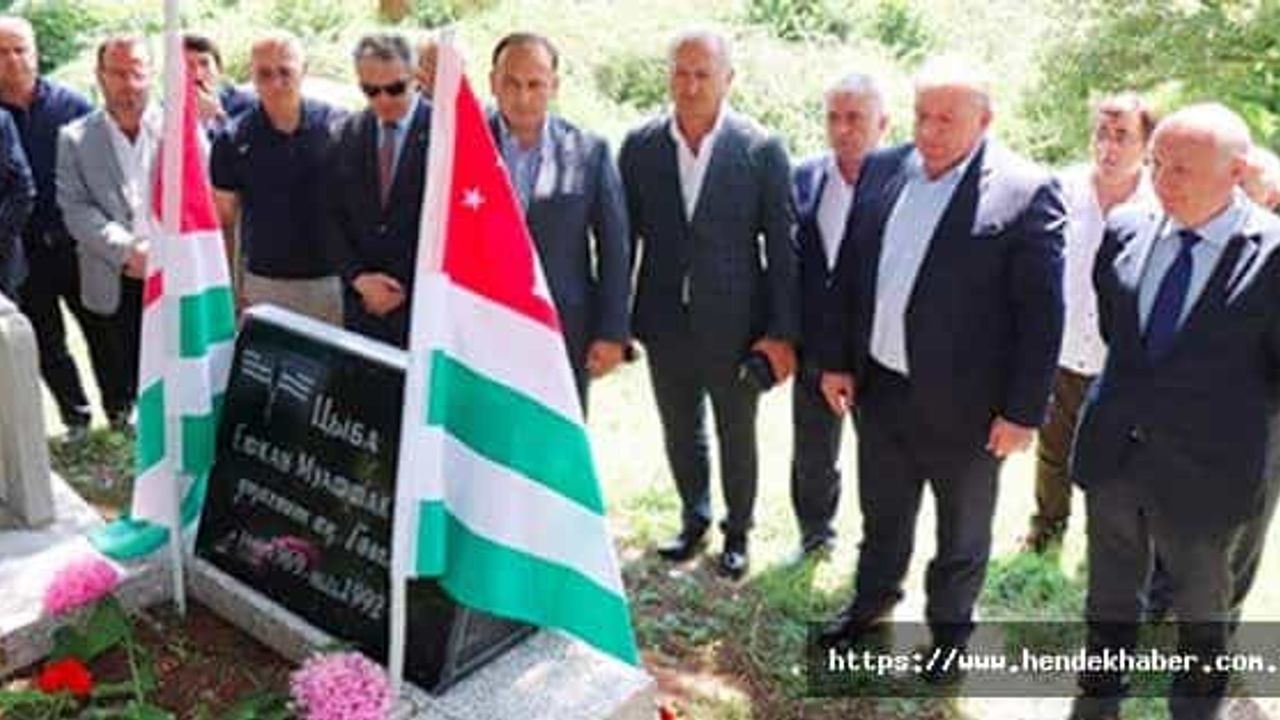Hendek Soğuksu Mahallesi’ndeki anıt mezarına çelenk bıraktı