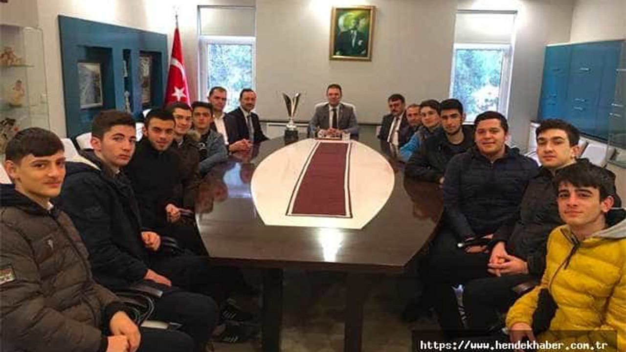 Öğrenciler Kupa Sevincini Hendek Kaymakamı ile paylaştı