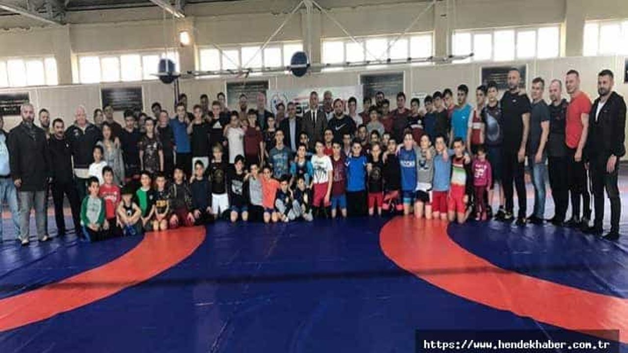 Babaoğlu İsveç den Hendek'e gelen güreş sporcularını ziyaret etti