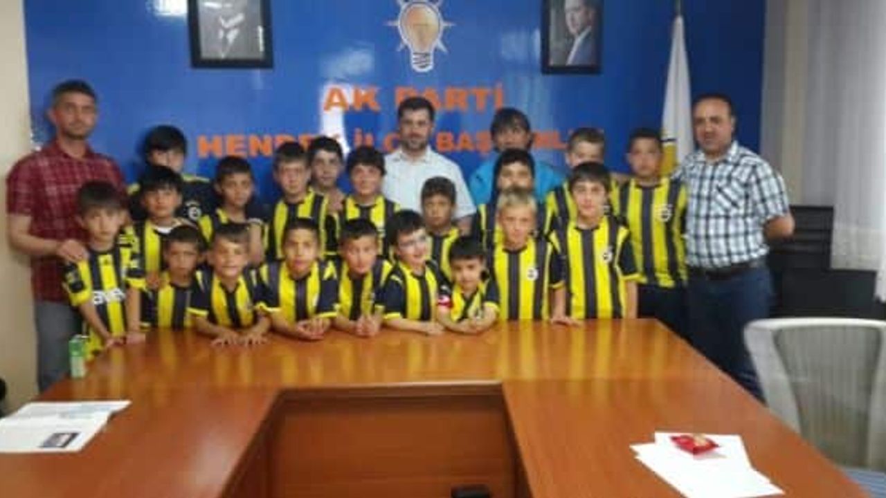 Fenerbahce Spor Okulu Hendek Ak Parti İlçe Teşkilatını Ziyaret Etti