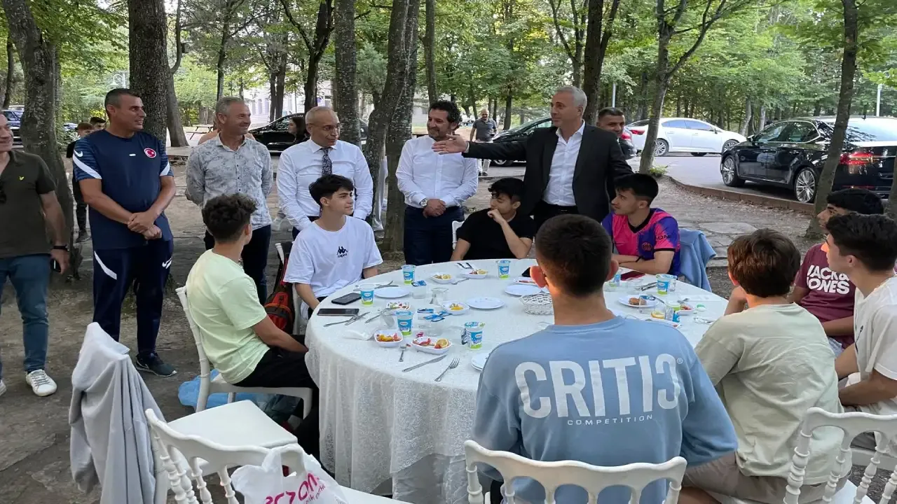Sporcularla Hendek Selman Dede Piknik alanında bir araya geldi.