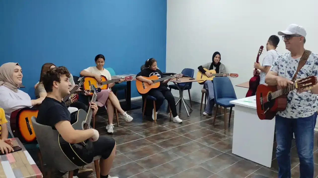 Gitar eğitimleri Hendek Geçlik Merkezinde sürüyor