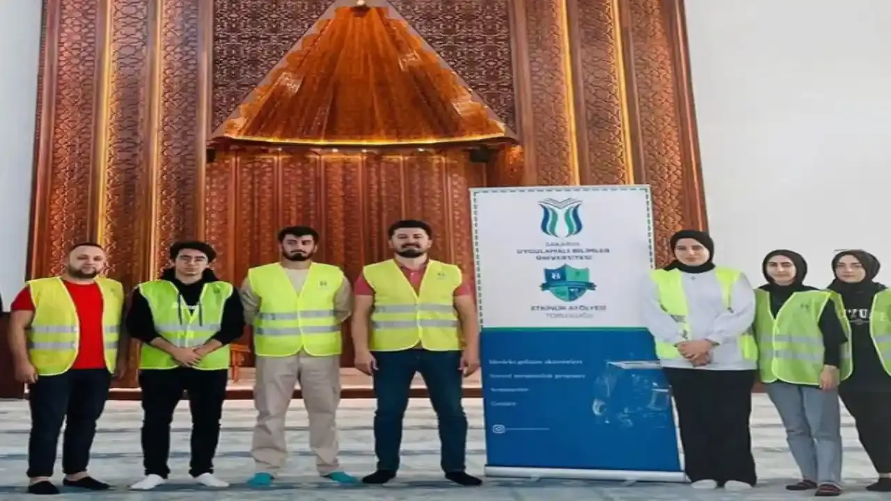 Gönüllü Öğrenciler Hendek'te Camii Temizlik Etkinliği Gerçekleştirdiler