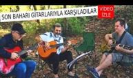 Dereden gitar sesleri yükseldi…