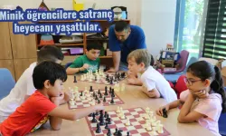 Minik öğrencilere satranç heyecanı yaşattılar