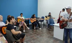 Gitar eğitimleri Hendek Geçlik Merkezinde sürüyor