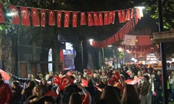 Yağmura Rağmen Coşkulu Yürüyüş ve Konser