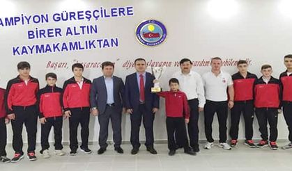 Şampiyon Güreşcilere Birer Altın Kaymakamlıktan