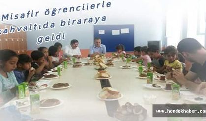 Misafir öğrencilerle kahvaltıda biraraya geldi