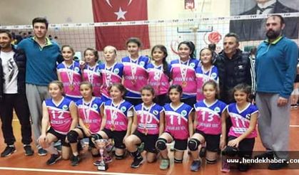 Voleybolda Küçük Kızlar Da Şampiyon 
