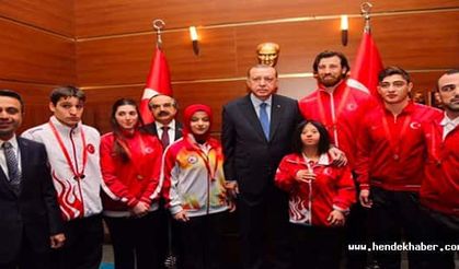 Cumhurbaşkanı Erdoğan Şampiyonlarla birlikte fotoğraf çektirdi