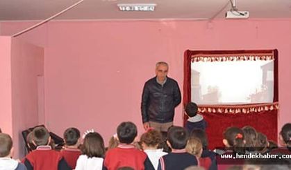 Hacıvat Karagöz oyununu sergiledi