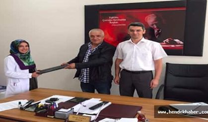 Okula dizüstü bilgisayar hediye etdi