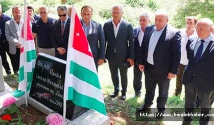 Hendek Soğuksu Mahallesi’ndeki anıt mezarına çelenk bıraktı