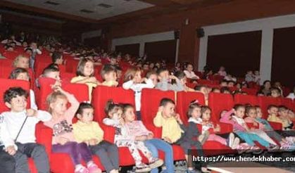 Hendek'te Çocuk tiyatro oyununa yoğun ilgi