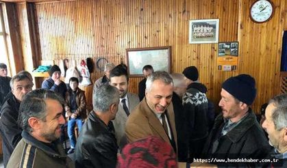 Hendek’in zirvesinde vatandaşlarla bir araya geldi.