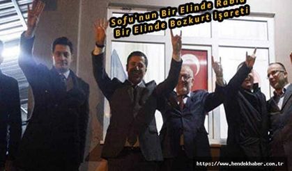 Sofu'nun Bir Elinde Rabia Bir Elinde Bozkurt işareti