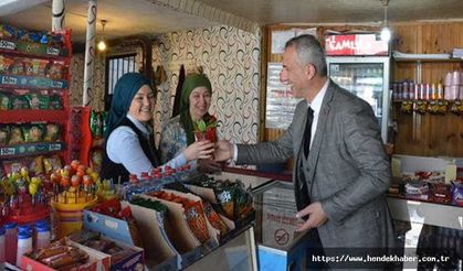 Tüm kadınların kadınlar gününü kutlayarak çiçek takdim etti