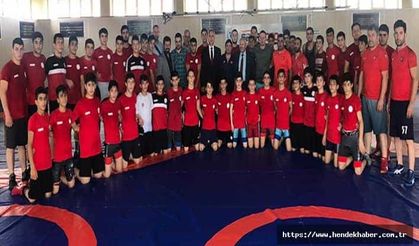Hendek’te kamp yapan sporcuları ziyaret etti