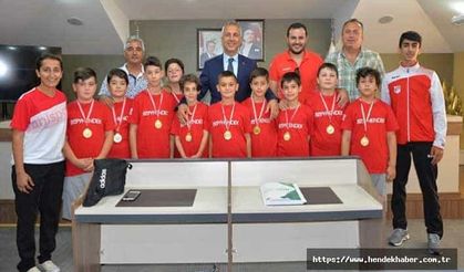 Özel Hendekspor 1954 Kulübü Hentbol sporcuları belediyeyi ziyaret etti
