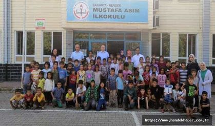 Hendek'e gelen işçilerinin çocuklarını ziyaret etti