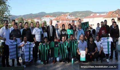 Babaoğlu Hendek'te Sakaryaspor formalarını dağıttı