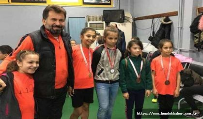 Minik Öğrenciler ve Küçük Raketler Masa Başında