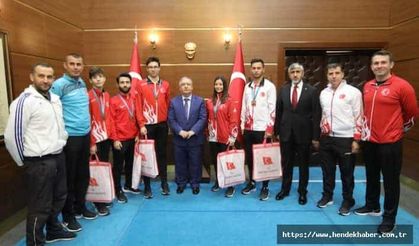 Dereceye giren sporcular ve yöneticilerin Vali ziyareti