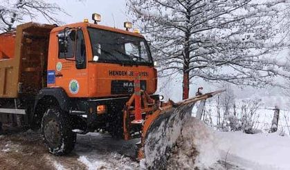Hendek'in kar yağan mahalelerinde çalışmalara başlandı…