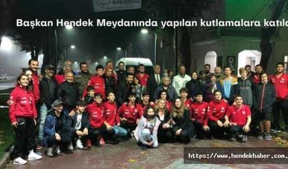 Başkan Hendek Meydanında yapılan kutlamalara katıldı.
