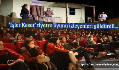 ‘İşler Kesat’ tiyatro oyunu izleyenleri güldürdü…