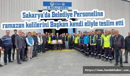 Sakarya’da Belediye Personeline ramazan kolilerini Başkan kendi eliyle teslim etti