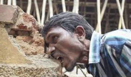 Günlük 3 kilo tuğla ve çamur yiyor