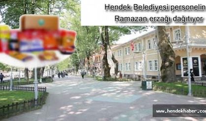 Hendek Belediyesi personeline Ramazan erzağı dağıtıyor