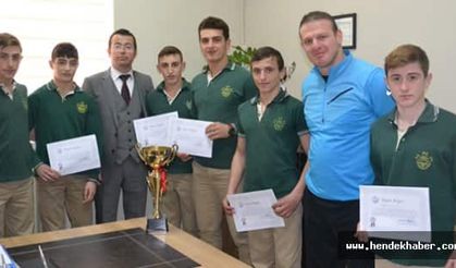 Hendek Osmangazi Meslek Lisesi  Güreş Takımı Şaşırtmadı