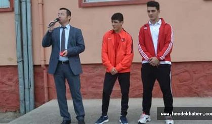 Hendek'te Şampiyon Öğrenciler Altınla Ödüllendirildi