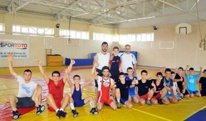 Hendekli 6 güreşçi milli takıma gidiyor
