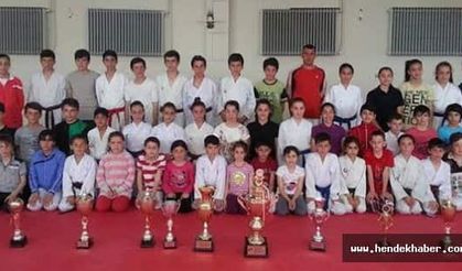 Hendekli karateciler yuvaya kupalarla döndü