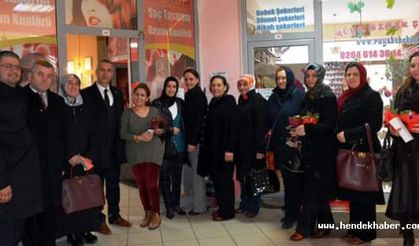 Hendek'te Kadınlar'a Çiçek Dağıttılar...