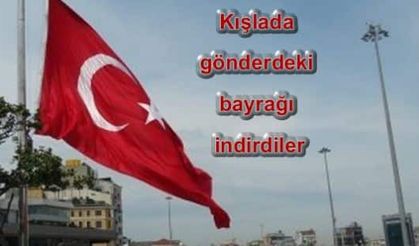 Kışlada gönderdeki bayrağı indirdiler