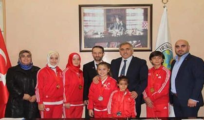 Şampiyonlara altın hediye etti