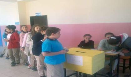 Şehit Mahmutbey Ortaokulu başkanını seçti