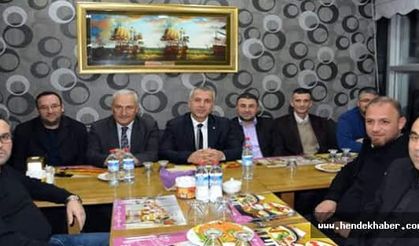 Yemekte bir araya geldiler