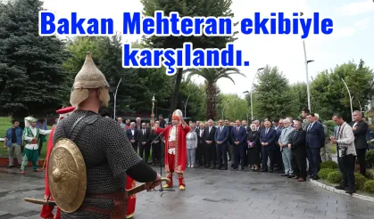 Bakan Mehteran ekibiyle karşılandı.