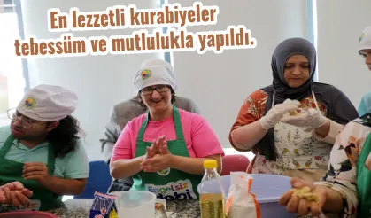 En lezzetli kurabiyeler tebessüm ve mutlulukla yapıldı.