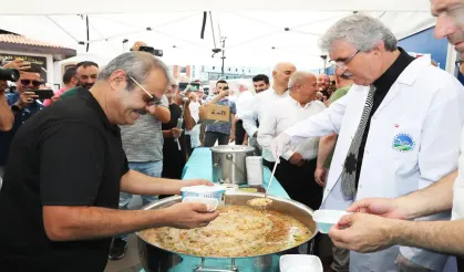 Başkan Sakarya’da kazanın başına geçti, aşure dağıttı.