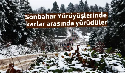 Sonbahar Yürüyüşlerinde karlar arasında yürüdüler