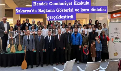 Hendek Cumhuriyet Öğrencileri Bağlama Gösterisi yaptı