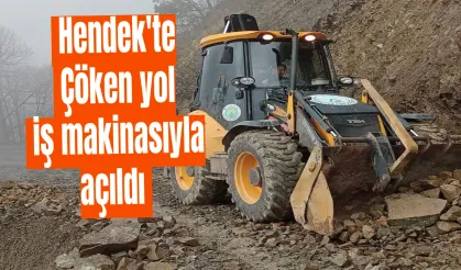 Hendek'te Çöken yol iş makinasıyla açıldı