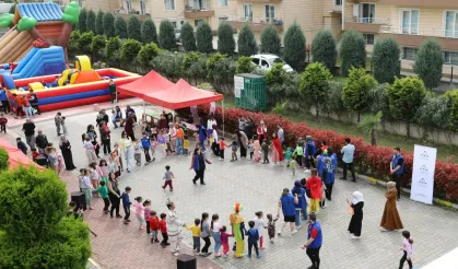 Depremden etkilenip Sakarya'ya gelen çocuklara 23 Nisan etkinliği düzenlediler